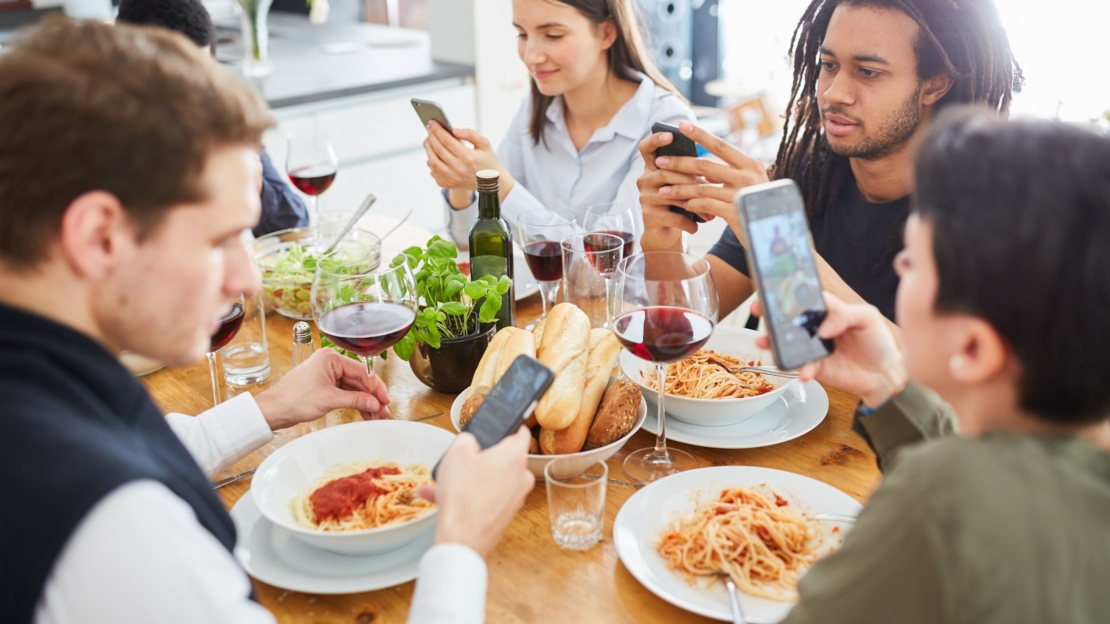 Smartphone tijdens het eten