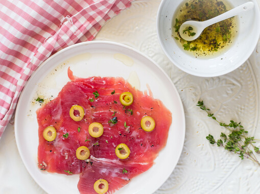 Carpaccio van tonijn met olijven