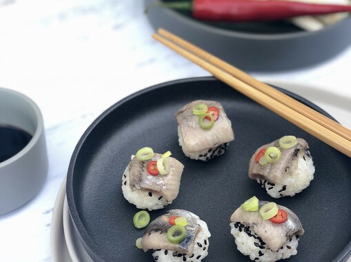 temari sushi topped met haring