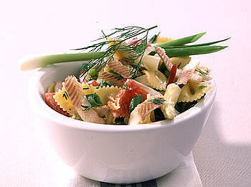 Gerookte palingsalade met pasta en asperges