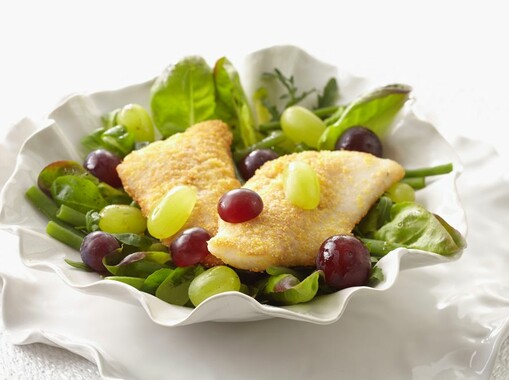 Lunchsalade met gebakken wijting en druiven