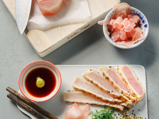 Tataki van witte tonijn met 4 soorten sesamzaadjes